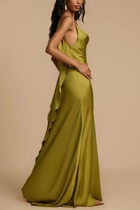 Detailansicht des olivgrünen Satin-Kleides mit eleganten Rücken-Rüschen und Seiden-Textur