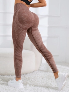 Vista macro dei pantaloni da yoga senza cuciture a vita alta con effetto modellante