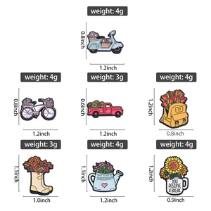 Détails de sept épingles en émail colorées avec dimensions et poids de chaque insigne fleur