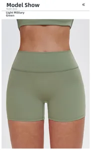 Dettaglio dei pantaloncini da yoga a vita alta verde militare chiaro con texture opaca