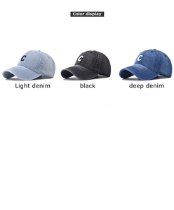 Trois casquettes en denim délavé avec broderie C en bleu clair, noir et bleu foncé