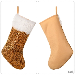Détail d'une chaussette de Noël à paillettes avec bordure en fausse fourrure blanche