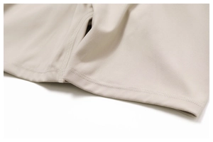 Détail macro du tissu brossé extensible avec coutures plates sur short de yoga
