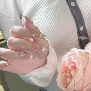 Unghie finte lunghe a trapezio cat-eye rosa nude con glitter oro champagne e strass