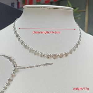 Collana a catena con cuori traforati in argento acciaio inox su busto bianco