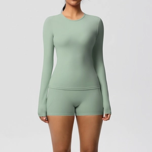 Détail d'un ensemble de yoga vert menthe avec manches longues et short taille haute