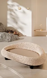 Dettaglio della superficie tessuta in sisal e del morbido tessuto beige del letto