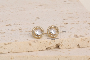 Vue détaillée des boucles d'oreilles halo plaquées or 18K avec cristaux de taille 10mm