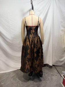 Vue arrière d'une robe midi jacquard à motif floral et taille haute sur mannequin