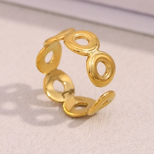Détail de la bague ajustable plaquée or 18 carats avec motif cercles évidés