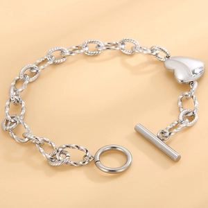 Détail du bracelet en acier inoxydable argenté avec pendentif cœur et fermoir à bascule
