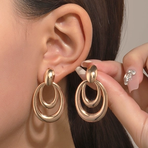 Pendientes retro huecos de triple círculo dorado con acabado metálico pulido