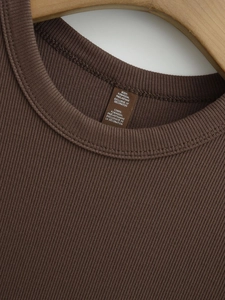 Détail de la maille côtelée sur un t-shirt marron en modal montrant la qualité et l'encolure