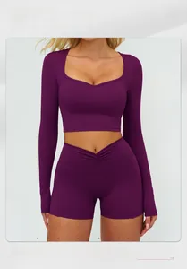 Détail du haut court à manches longues violet et short taille V sur mannequin de 176cm