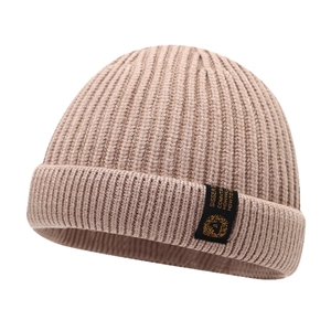 Bonnet en maille côtelée marron clair avec écusson lion vintage et texture épaisse