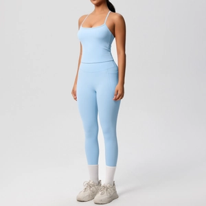 Détail de l'ensemble de yoga bleu clair avec haut à bretelles et legging à poche latérale
