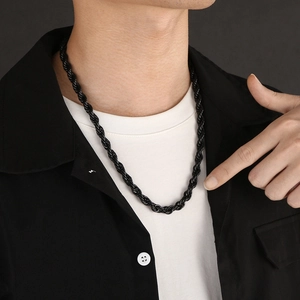 Dettaglio di una collana a catena a corda nera indossata da un modello in stile hip-hop