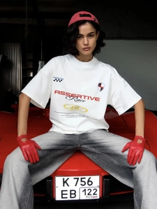 Λεπτομέρεια λευκού street style αγωνιστικού T-shirt με τύπωμα Assertive Race