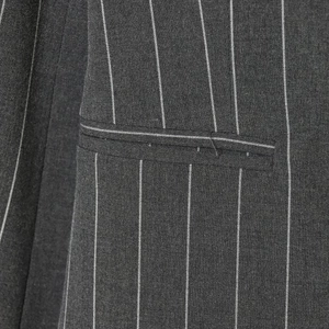 Blazer gris foncé à fines rayures avec poche latérale classique et coutures soignées