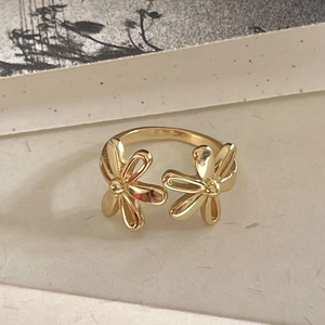 Minimalist gold daisy flower open ring in 925 sterling silver with a vintage aesthetic