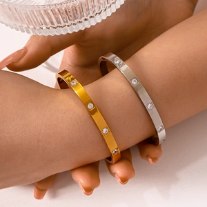 Bracciale Rigido Minimalista In Acciaio Inossidabile Con Zirconi Quadrati Bracciale Ovale Con Chiusura Laterale Gioielli Eleganti Per Donna