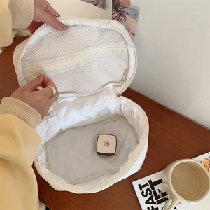Vue détaillée de l'intérieur de la trousse à fleurs avec poche filet et grande capacité