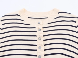 Gros plan d'un cardigan en maille rayé classique avec col rond et boutons sur le devant