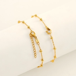 Vue macro du bracelet en plaqué or 18K avec pendentif flamme et cristal zircon