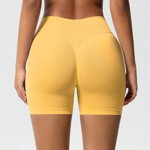 Vue macro d'un short sans couture jaune gingembre à taille haute avec couture en V
