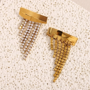 Boucles d'oreilles luxueuses à pampilles en acier doré 18 carats avec zircons blancs