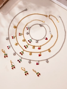 Ensemble de bijoux cerise et cœur comprenant collier et boucles d'oreilles or et argent