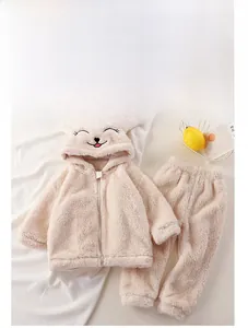 Détails du pyjama en flanelle beige avec oreilles d'animaux et texture moelleuse douce