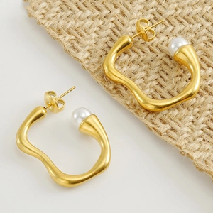Elegant 18K gold-plated stainless steel wavy earrings with round white pearls