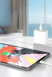 Detailansicht eines weißen PD 20W USB-C Schnellladegeräts beim Laden eines iPad Pro.