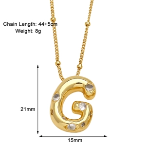 Vue détaillée du pendentif lettre G doré avec zircons et dimensions indiquées