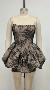 Detail der floralen Spitzentextur an einem schwarzen trägerlosen Puffy-Minikleid