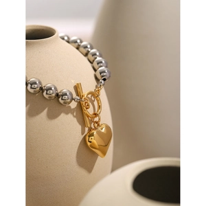 Détail du pendentif cœur en or 18k et bracelet perles argent avec fermoir à bascule
