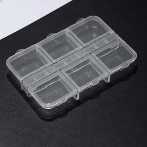 Transparente 6-Fach Nagelkunst-Aufbewahrungsbox mit nummerierten Deckeln auf Kontrastgrund