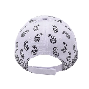 Vista trasera detallada de gorra de béisbol blanca con estampado paisley y velcro