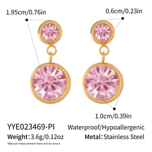 Détail de boucles d'oreilles pendantes en acier plaqué or 18K avec cristaux roses
