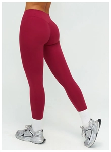 Vue arrière du legging de yoga rouge foncé taille haute avec couture froncée effet push-up