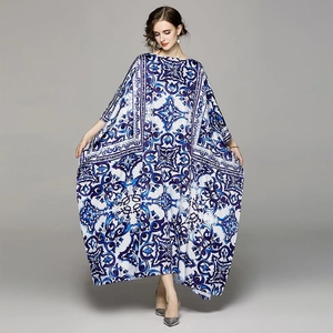 Robe kaftan à imprimé porcelaine bleu et blanc, manches longues et coupe ample