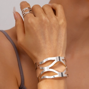 Détail de l'ensemble bracelet et bague argentés avec motifs vagues et fini poli