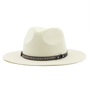 Chapeau de paille beige tissé avec broderie ethnique et rivets argentés sur ruban