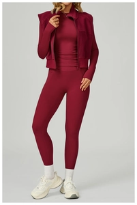 Détails d'un ensemble de sport bordeaux avec gilet polaire et legging de sport