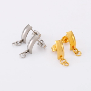 Boucles d'oreilles courbes minimalistes or et argent avec anneaux sur fond blanc