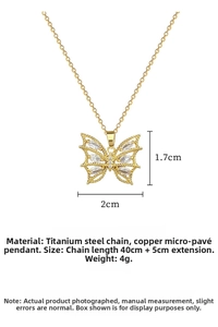 Vue détaillée du pendentif papillon avec zircons sur une chaîne en acier titane