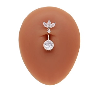 Détail de piercing nombril en zircon cœur avec base argentée et motif à trois feuilles