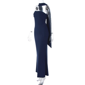 Vue détaillée d'une robe sirène bustier bleu marine avec texture en maille lisse et élégante