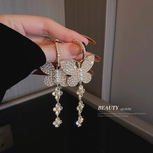 Sparkling butterfly earrings with crystals, pearls and long tassels in gold finish